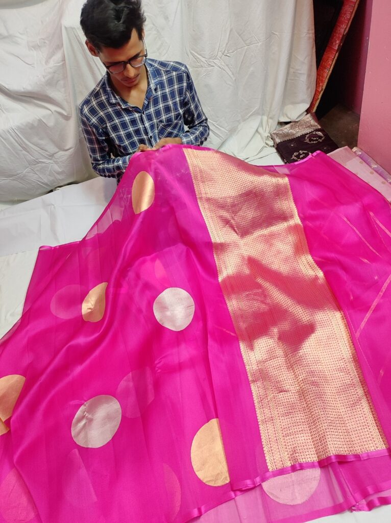 Premium Banarasi Pure Kora Handloom Saree with Large Gold Zari Buti & Rich Brocade Pallu