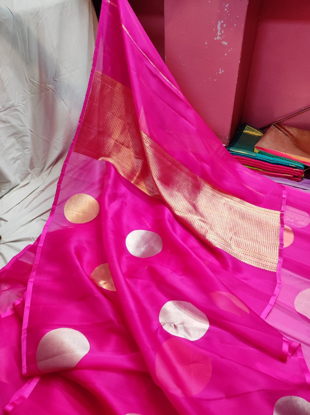 Premium Banarasi Pure Kora Handloom Saree with Large Gold Zari Buti & Rich Brocade Pallu